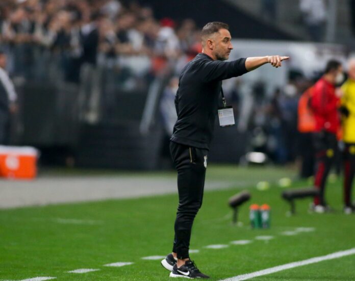 vitor-pereira-enaltece-espirito-de-equipe-do-corinthians-em-empate-e-nega-“time-base”